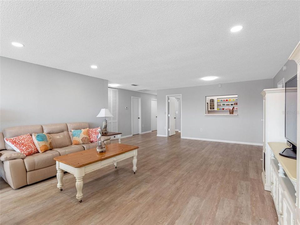 На продажу: $398,000 (2 спален, 2 ванн, 1580 Квадратных фут)