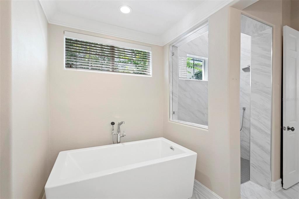 合同活跃: $1,890,000 (3 贝兹, 3 浴室, 3104 平方英尺)