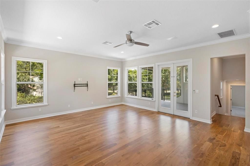 合同活跃: $1,890,000 (3 贝兹, 3 浴室, 3104 平方英尺)