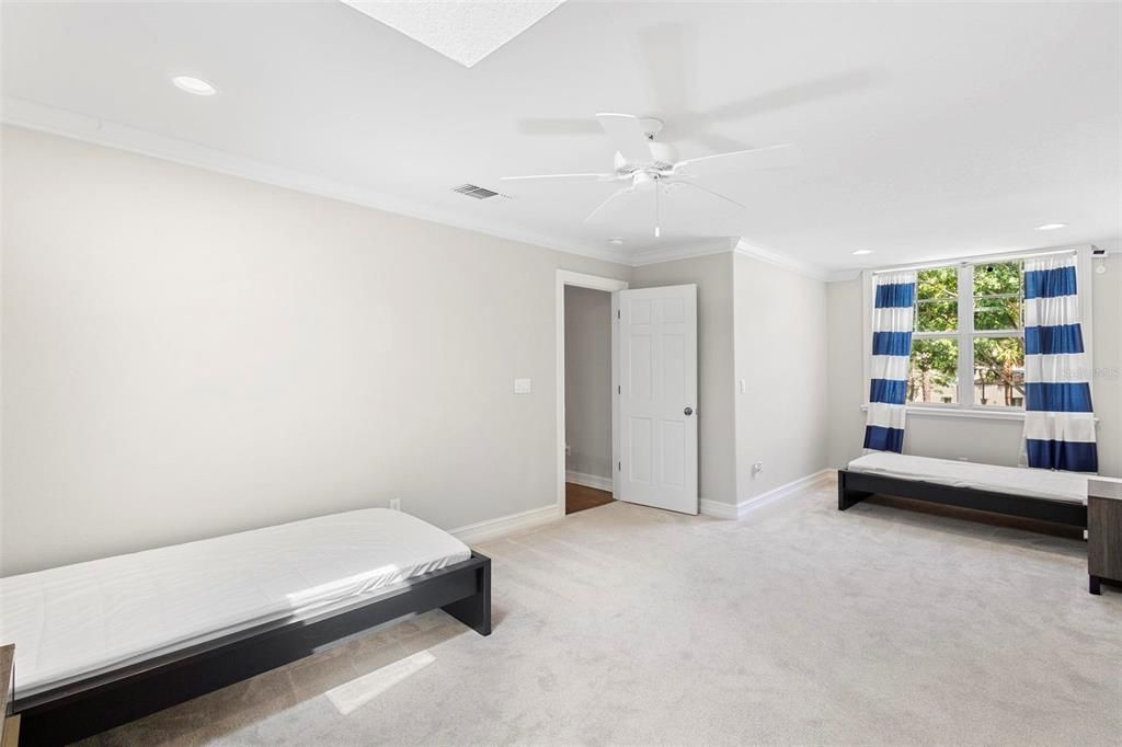 合同活跃: $1,890,000 (3 贝兹, 3 浴室, 3104 平方英尺)