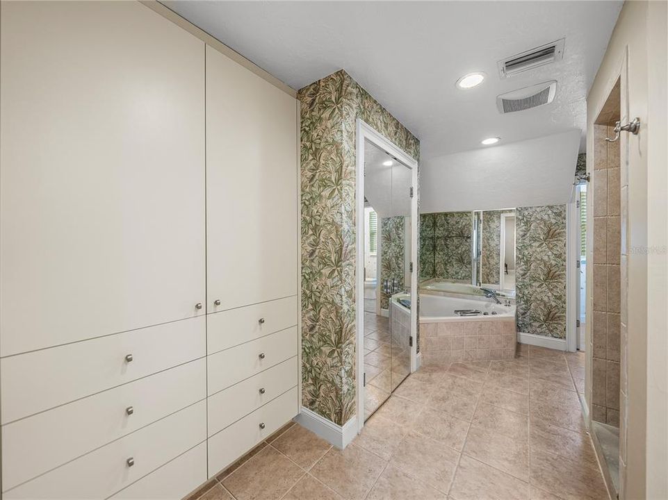 En Venta: $1,199,000 (3 camas, 3 baños, 2713 Pies cuadrados)