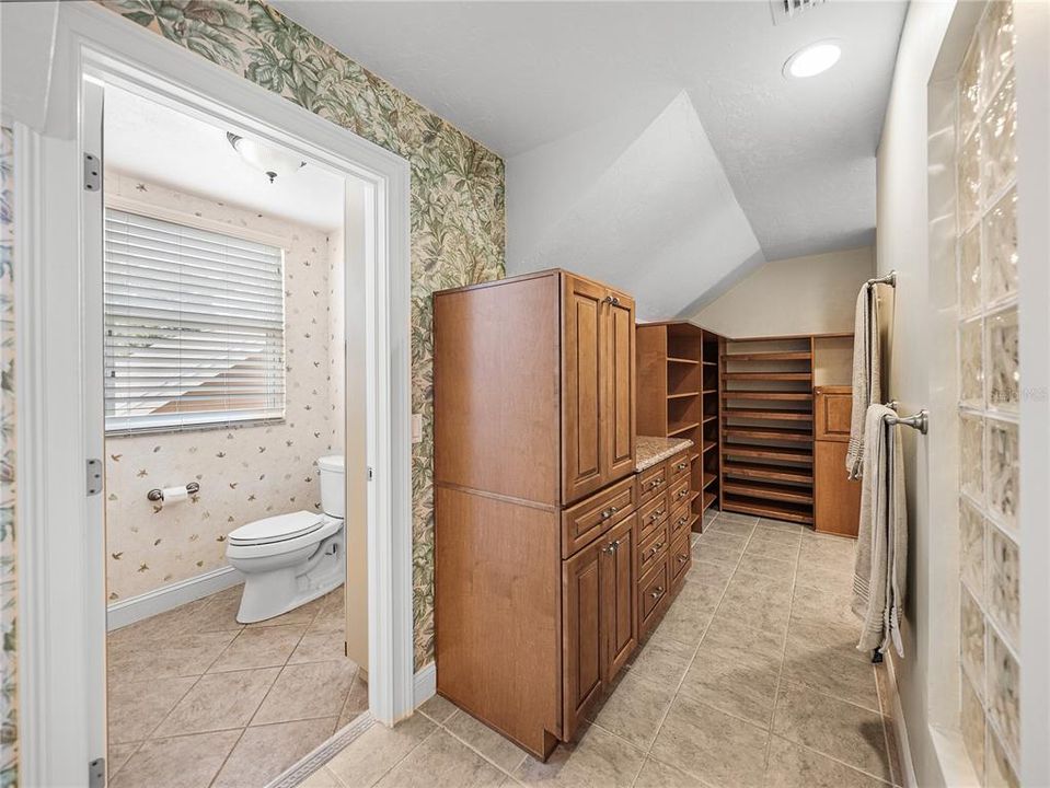 En Venta: $1,199,000 (3 camas, 3 baños, 2713 Pies cuadrados)