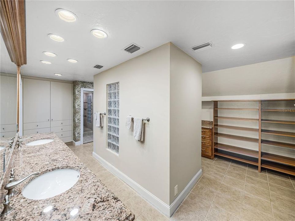 En Venta: $1,199,000 (3 camas, 3 baños, 2713 Pies cuadrados)