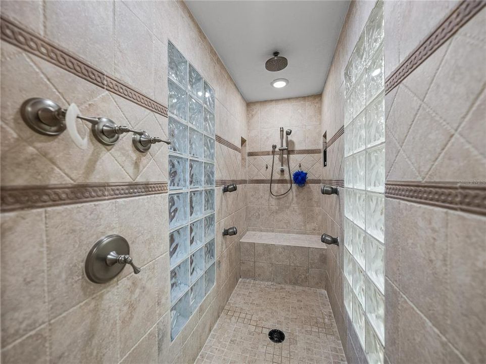 En Venta: $1,199,000 (3 camas, 3 baños, 2713 Pies cuadrados)