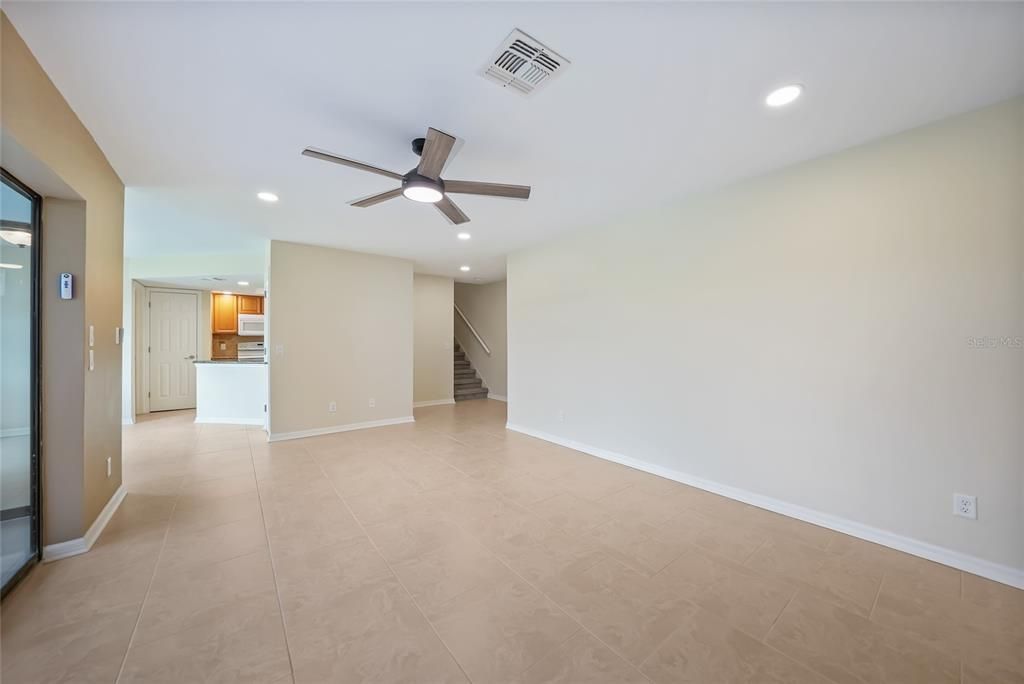 Под контрактом: $148,500 (2 спален, 2 ванн, 1240 Квадратных фут)