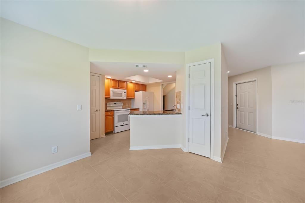 Под контрактом: $148,500 (2 спален, 2 ванн, 1240 Квадратных фут)