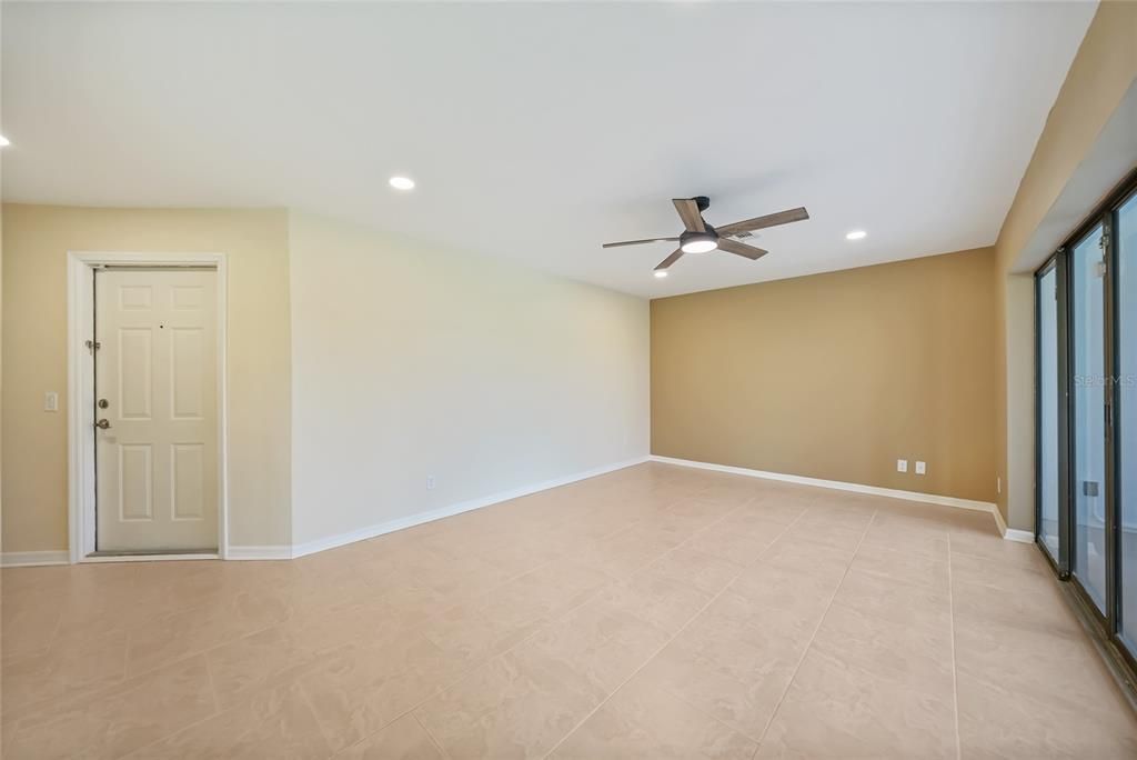 Под контрактом: $148,500 (2 спален, 2 ванн, 1240 Квадратных фут)