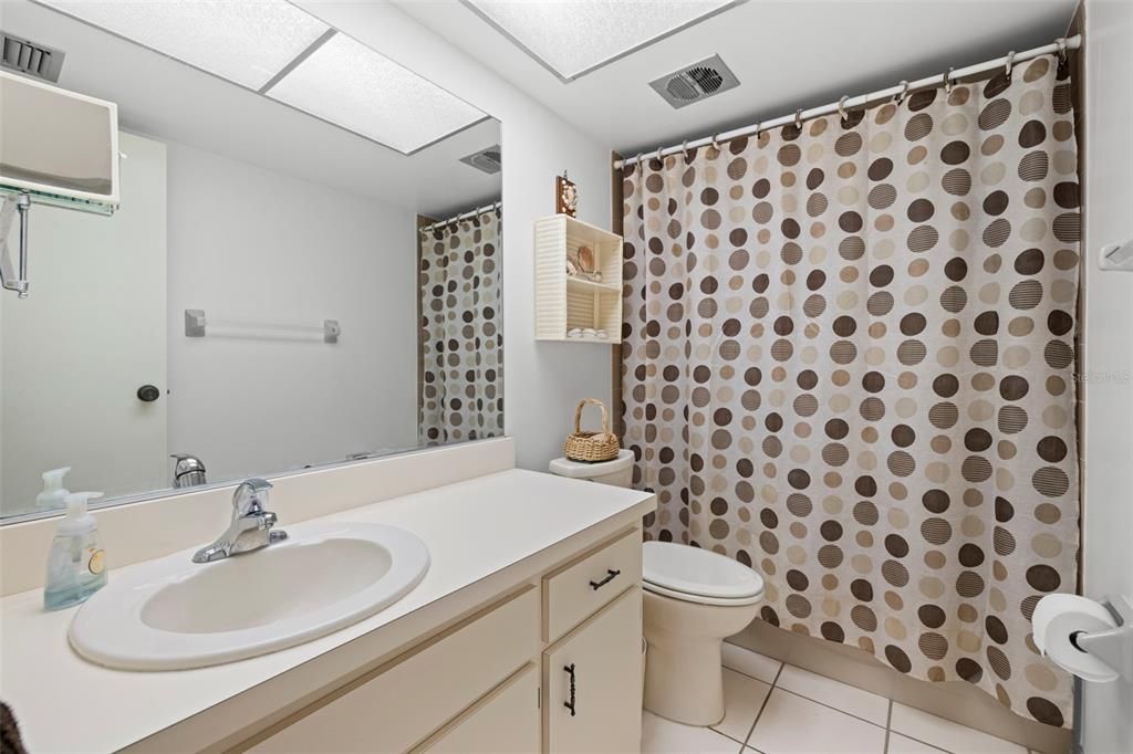 待售: $215,000 (2 贝兹, 2 浴室, 956 平方英尺)