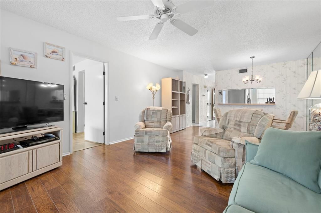 待售: $215,000 (2 贝兹, 2 浴室, 956 平方英尺)