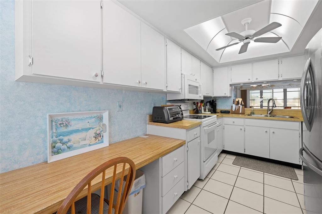 待售: $215,000 (2 贝兹, 2 浴室, 956 平方英尺)