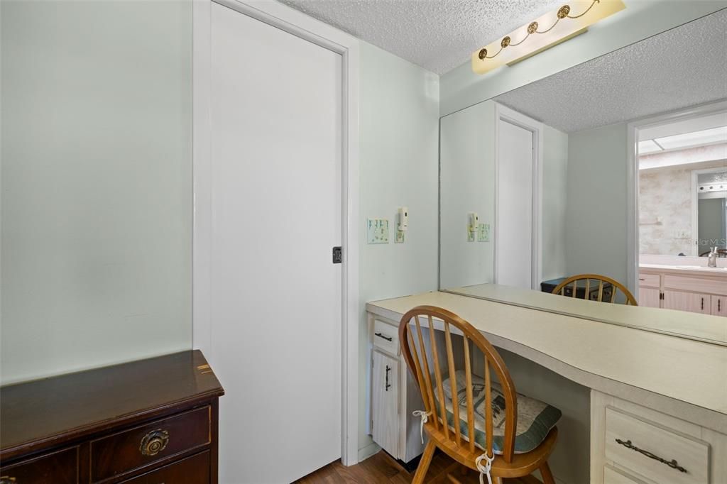 待售: $215,000 (2 贝兹, 2 浴室, 956 平方英尺)