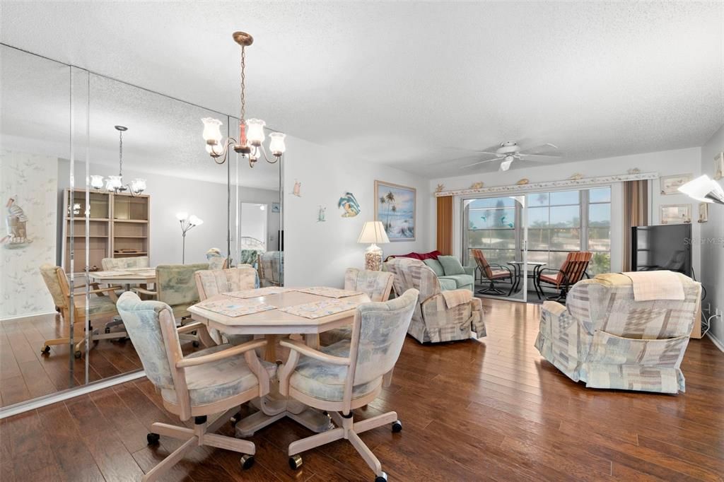 待售: $215,000 (2 贝兹, 2 浴室, 956 平方英尺)