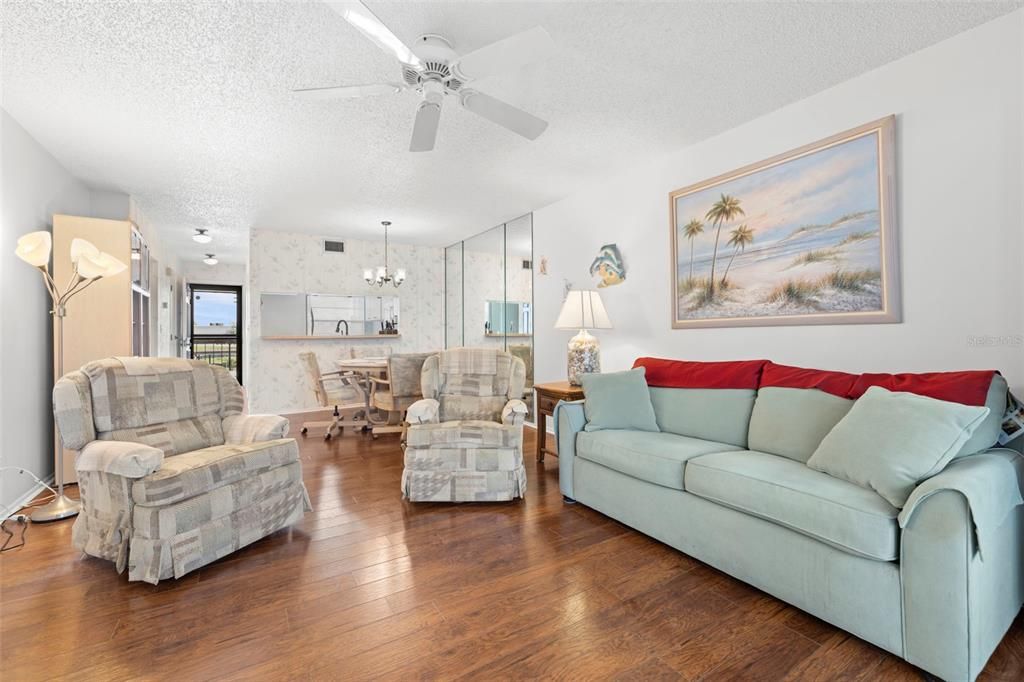 待售: $215,000 (2 贝兹, 2 浴室, 956 平方英尺)