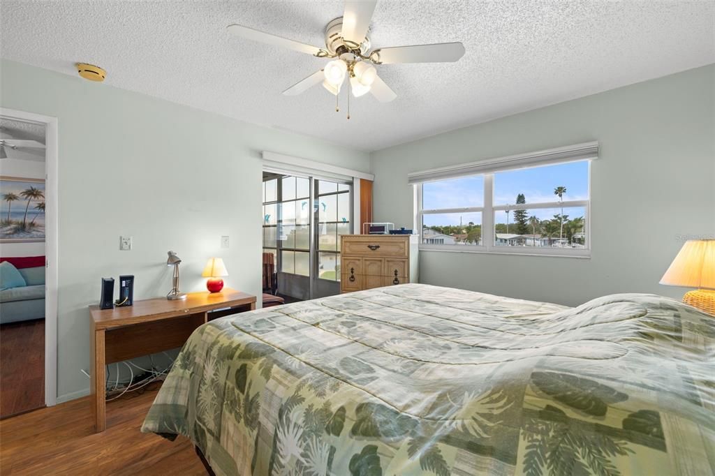 待售: $215,000 (2 贝兹, 2 浴室, 956 平方英尺)