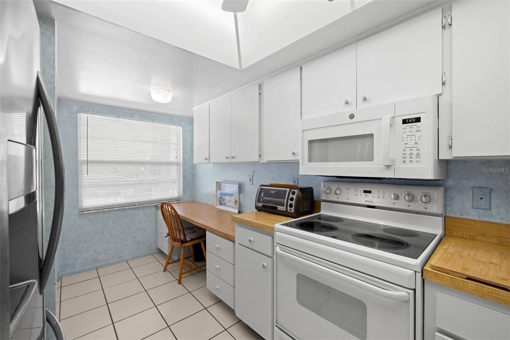 待售: $215,000 (2 贝兹, 2 浴室, 956 平方英尺)