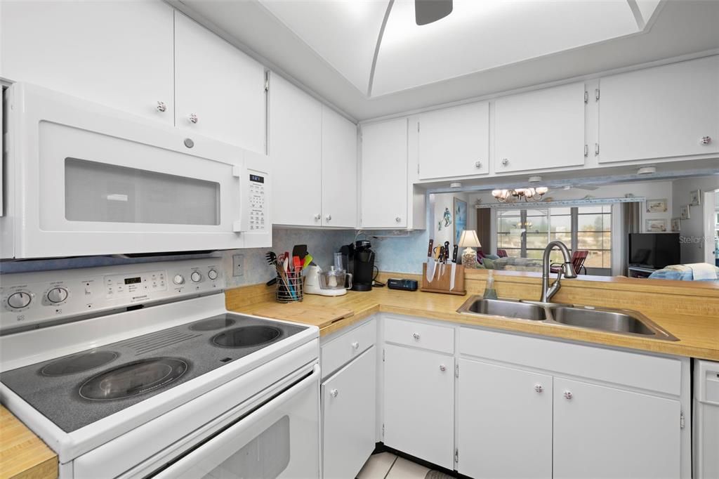 待售: $215,000 (2 贝兹, 2 浴室, 956 平方英尺)