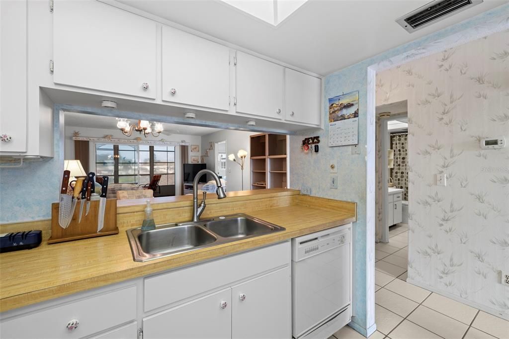 待售: $215,000 (2 贝兹, 2 浴室, 956 平方英尺)