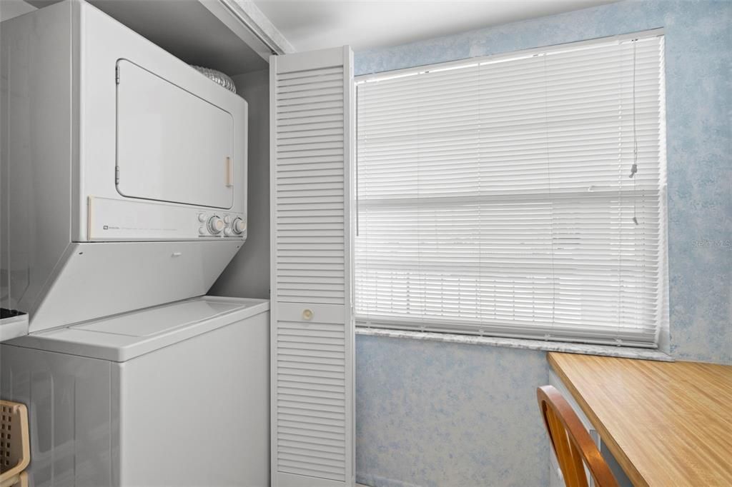 待售: $215,000 (2 贝兹, 2 浴室, 956 平方英尺)