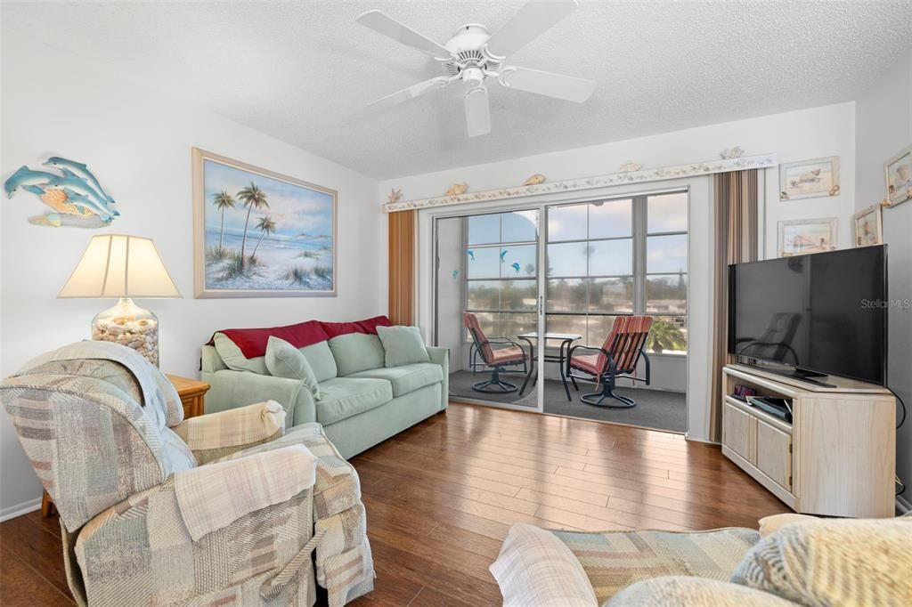 待售: $215,000 (2 贝兹, 2 浴室, 956 平方英尺)