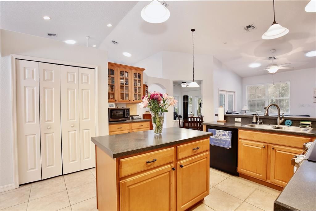 En Venta: $5,800,000 (4 camas, 2 baños, 3731 Pies cuadrados)