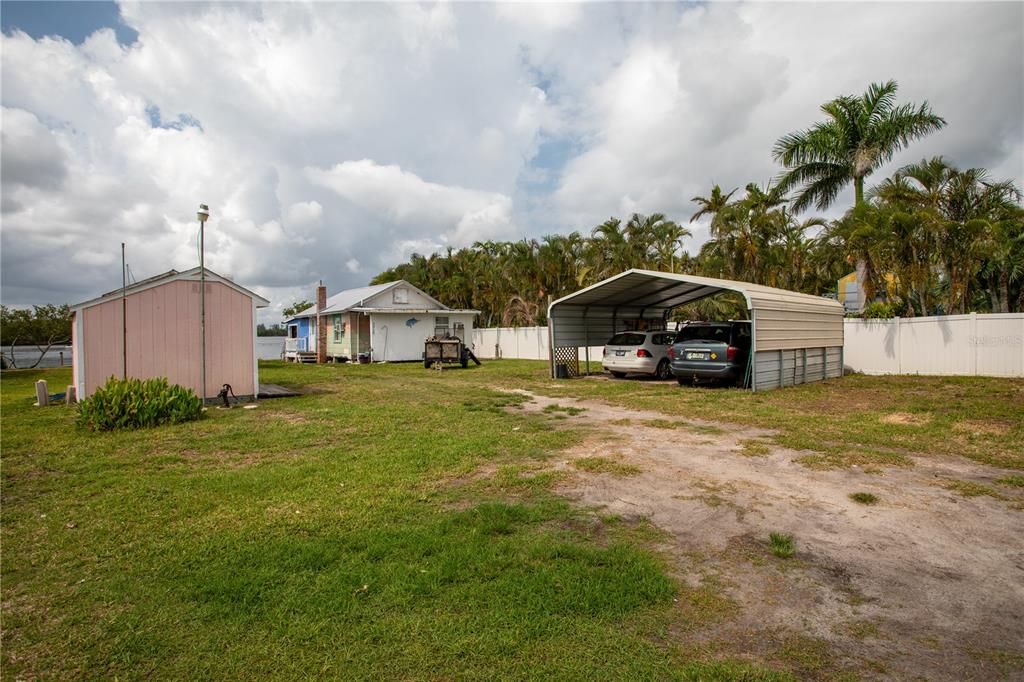 待售: $885,000 (0.72 acres)