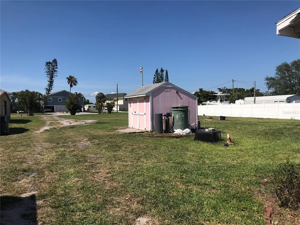 待售: $885,000 (0.72 acres)