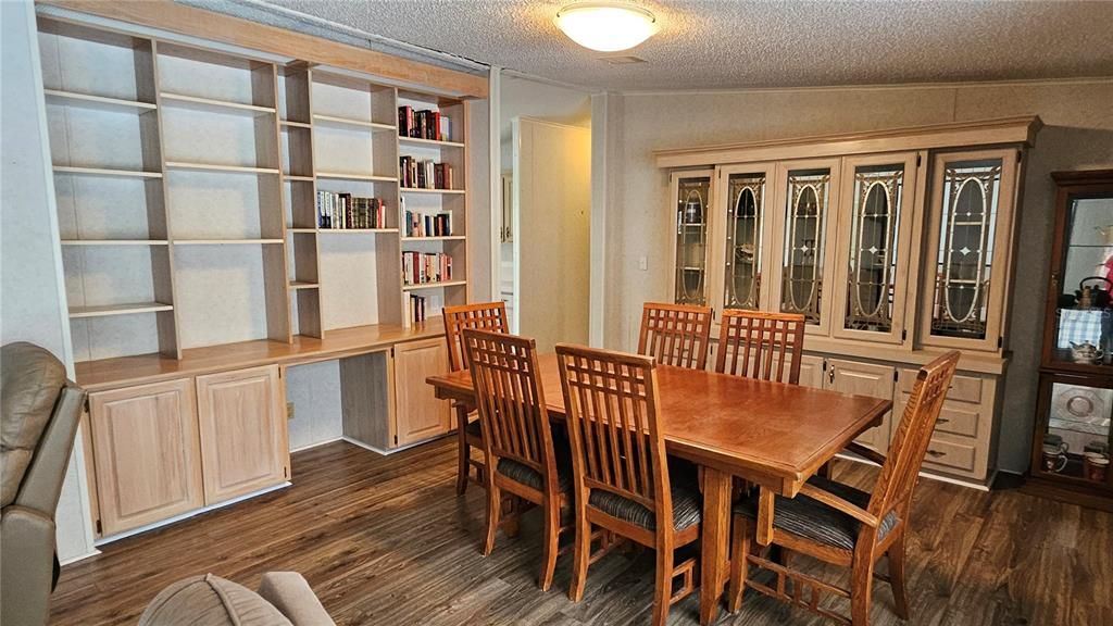 Activo con contrato: $215,000 (3 camas, 2 baños, 1698 Pies cuadrados)