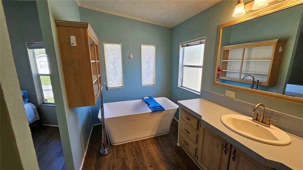 Activo con contrato: $215,000 (3 camas, 2 baños, 1698 Pies cuadrados)