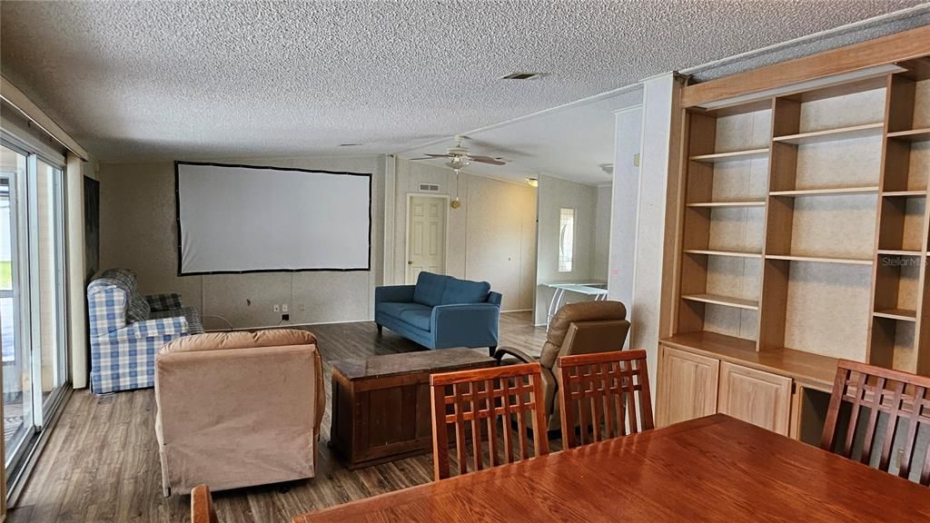 Activo con contrato: $215,000 (3 camas, 2 baños, 1698 Pies cuadrados)