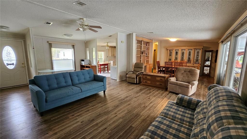 Activo con contrato: $215,000 (3 camas, 2 baños, 1698 Pies cuadrados)