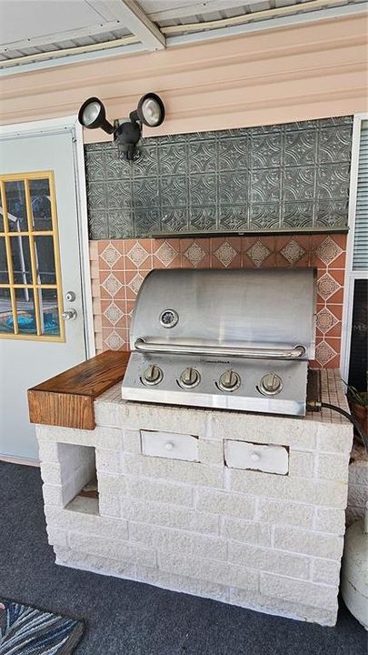 Activo con contrato: $215,000 (3 camas, 2 baños, 1698 Pies cuadrados)