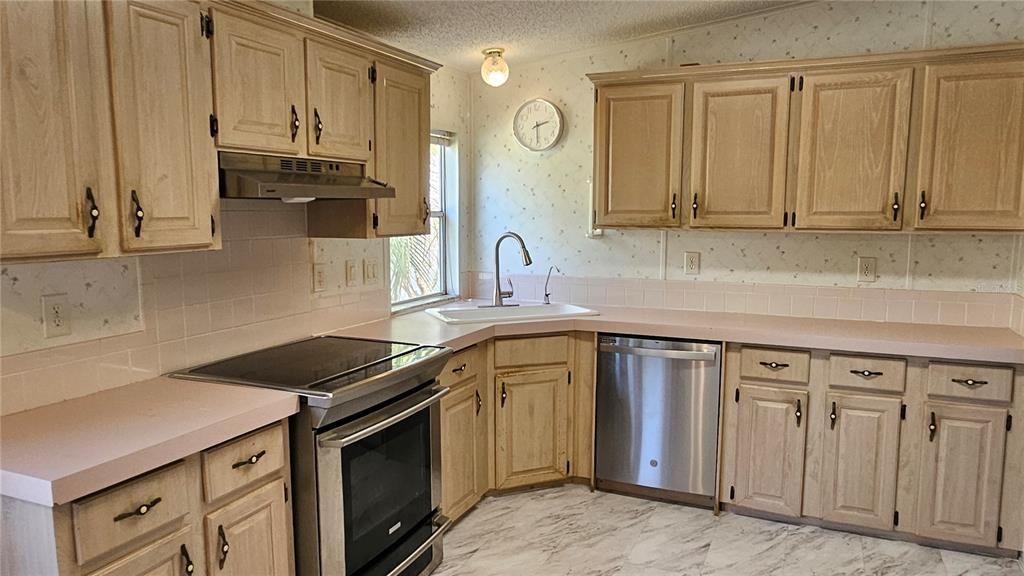 Activo con contrato: $215,000 (3 camas, 2 baños, 1698 Pies cuadrados)