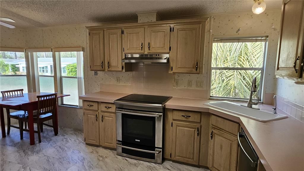 Activo con contrato: $215,000 (3 camas, 2 baños, 1698 Pies cuadrados)