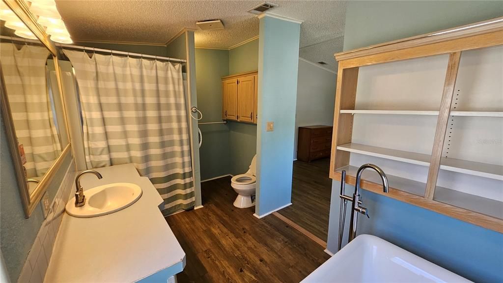 Activo con contrato: $215,000 (3 camas, 2 baños, 1698 Pies cuadrados)