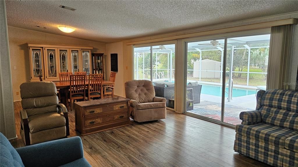 Activo con contrato: $215,000 (3 camas, 2 baños, 1698 Pies cuadrados)