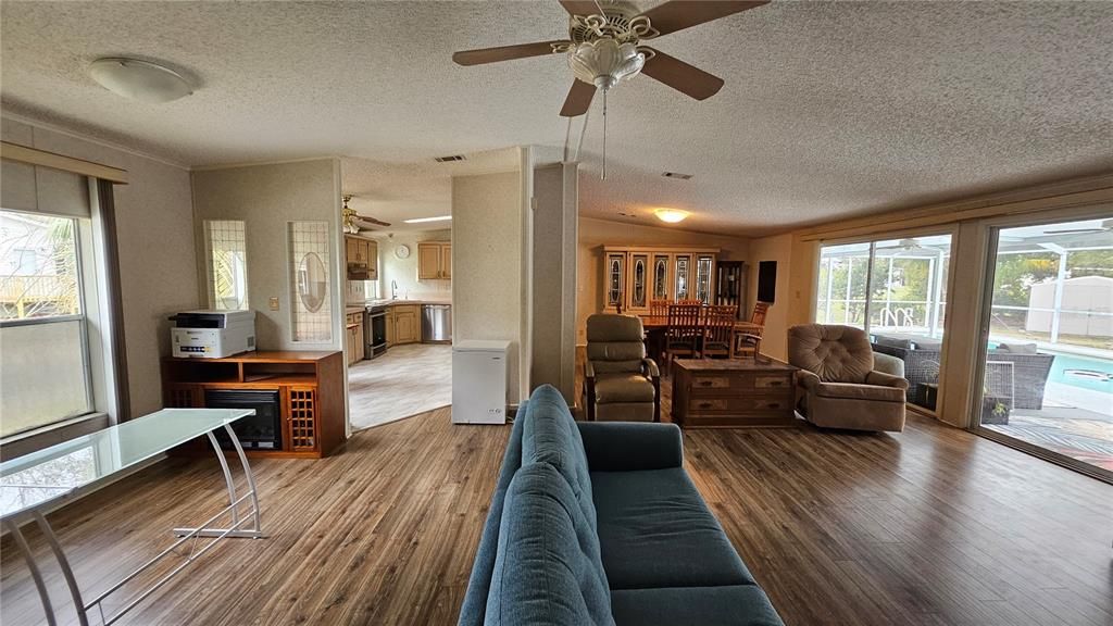 Activo con contrato: $215,000 (3 camas, 2 baños, 1698 Pies cuadrados)