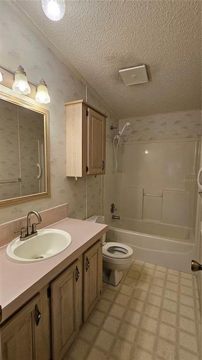 Activo con contrato: $215,000 (3 camas, 2 baños, 1698 Pies cuadrados)