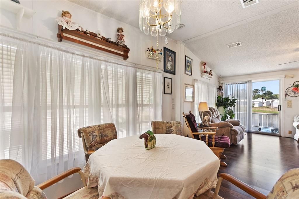 合同活跃: $115,000 (2 贝兹, 1 浴室, 910 平方英尺)