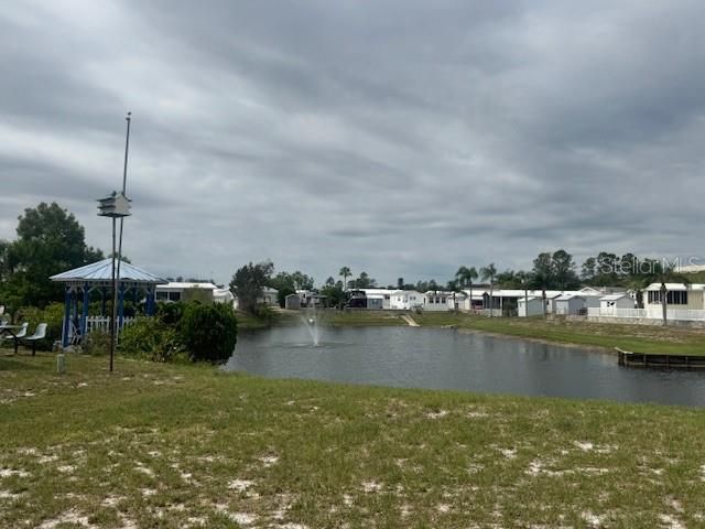 合同活跃: $115,000 (2 贝兹, 1 浴室, 910 平方英尺)