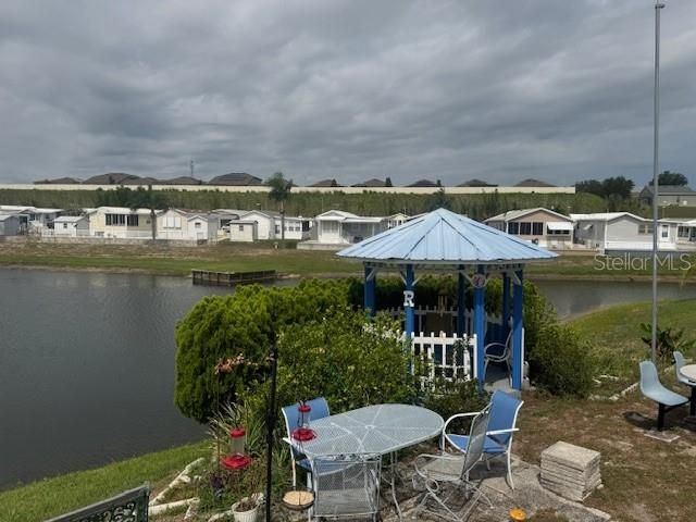 合同活跃: $115,000 (2 贝兹, 1 浴室, 910 平方英尺)