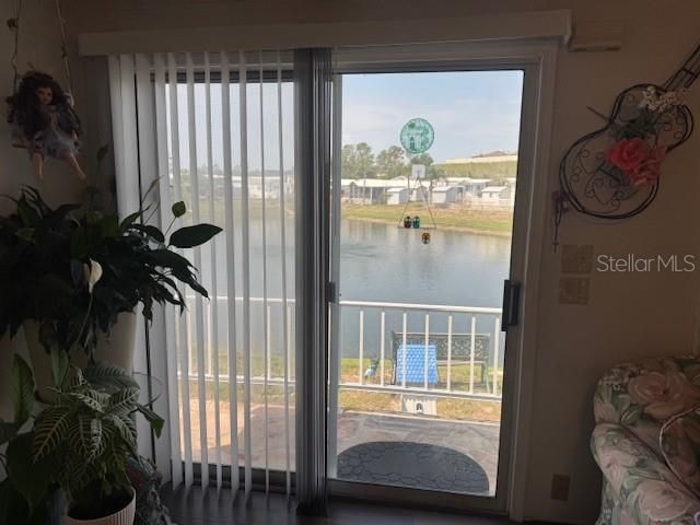 合同活跃: $115,000 (2 贝兹, 1 浴室, 910 平方英尺)