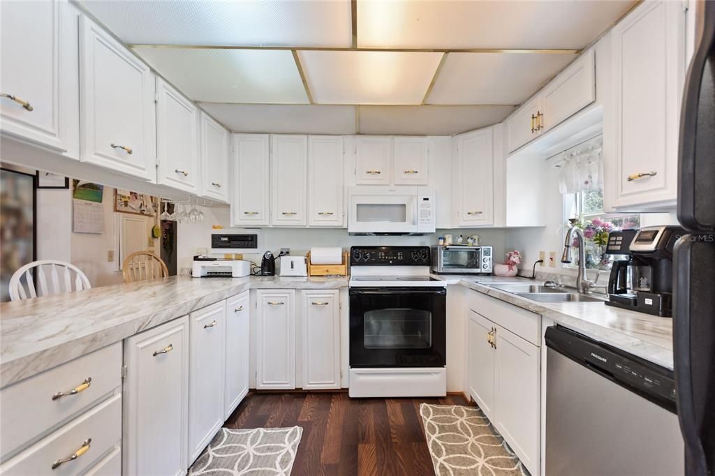 合同活跃: $115,000 (2 贝兹, 1 浴室, 910 平方英尺)