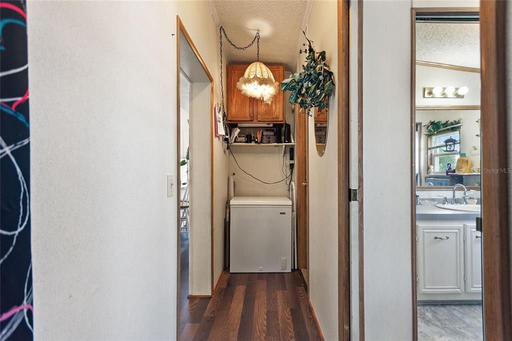 合同活跃: $115,000 (2 贝兹, 1 浴室, 910 平方英尺)