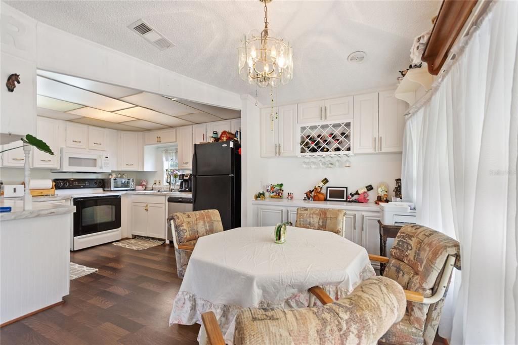 合同活跃: $115,000 (2 贝兹, 1 浴室, 910 平方英尺)