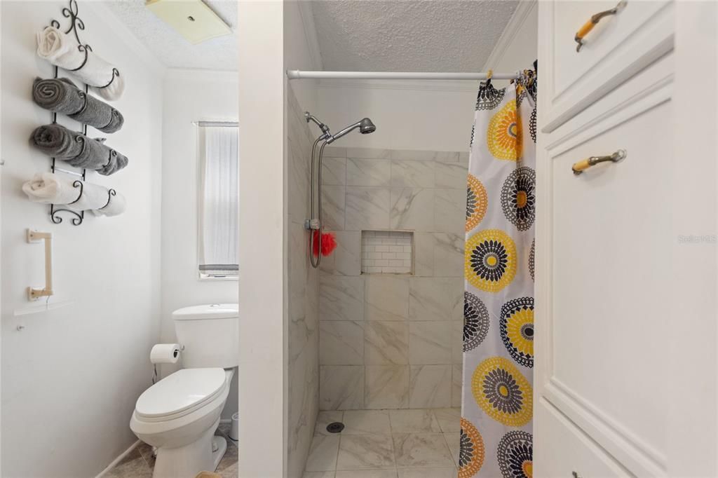 合同活跃: $115,000 (2 贝兹, 1 浴室, 910 平方英尺)