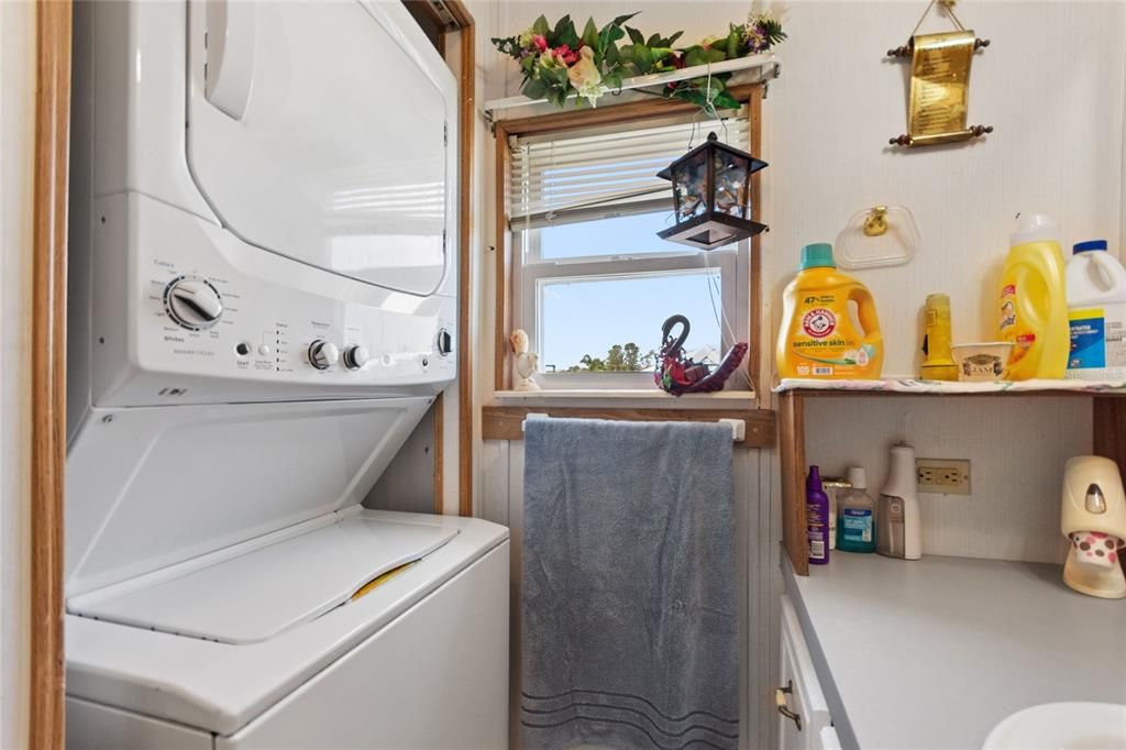 合同活跃: $115,000 (2 贝兹, 1 浴室, 910 平方英尺)