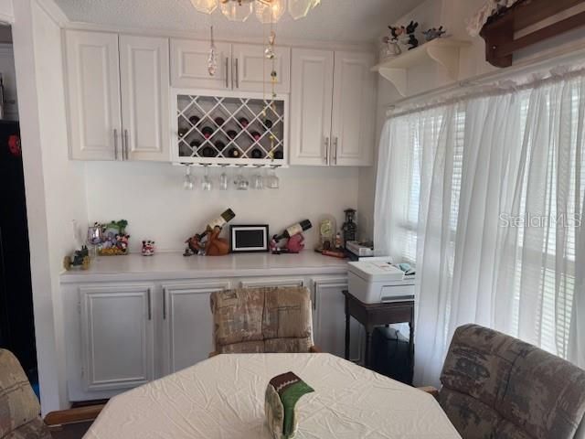 合同活跃: $115,000 (2 贝兹, 1 浴室, 910 平方英尺)