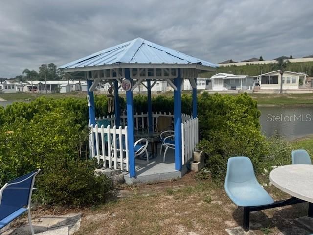 合同活跃: $115,000 (2 贝兹, 1 浴室, 910 平方英尺)