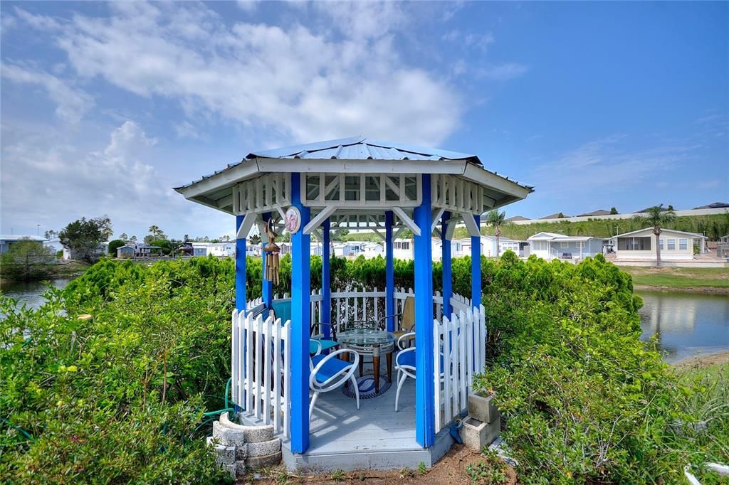 合同活跃: $115,000 (2 贝兹, 1 浴室, 910 平方英尺)