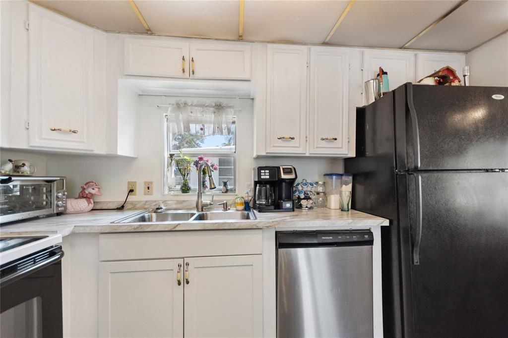 合同活跃: $115,000 (2 贝兹, 1 浴室, 910 平方英尺)